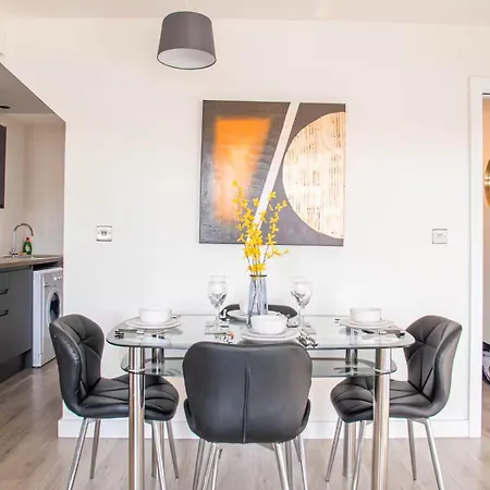 Spacious 2-bedroom Flat In *