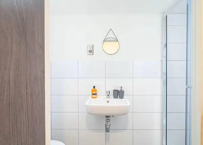 Spacious 2-bedroom Flat In * 브래드퍼드